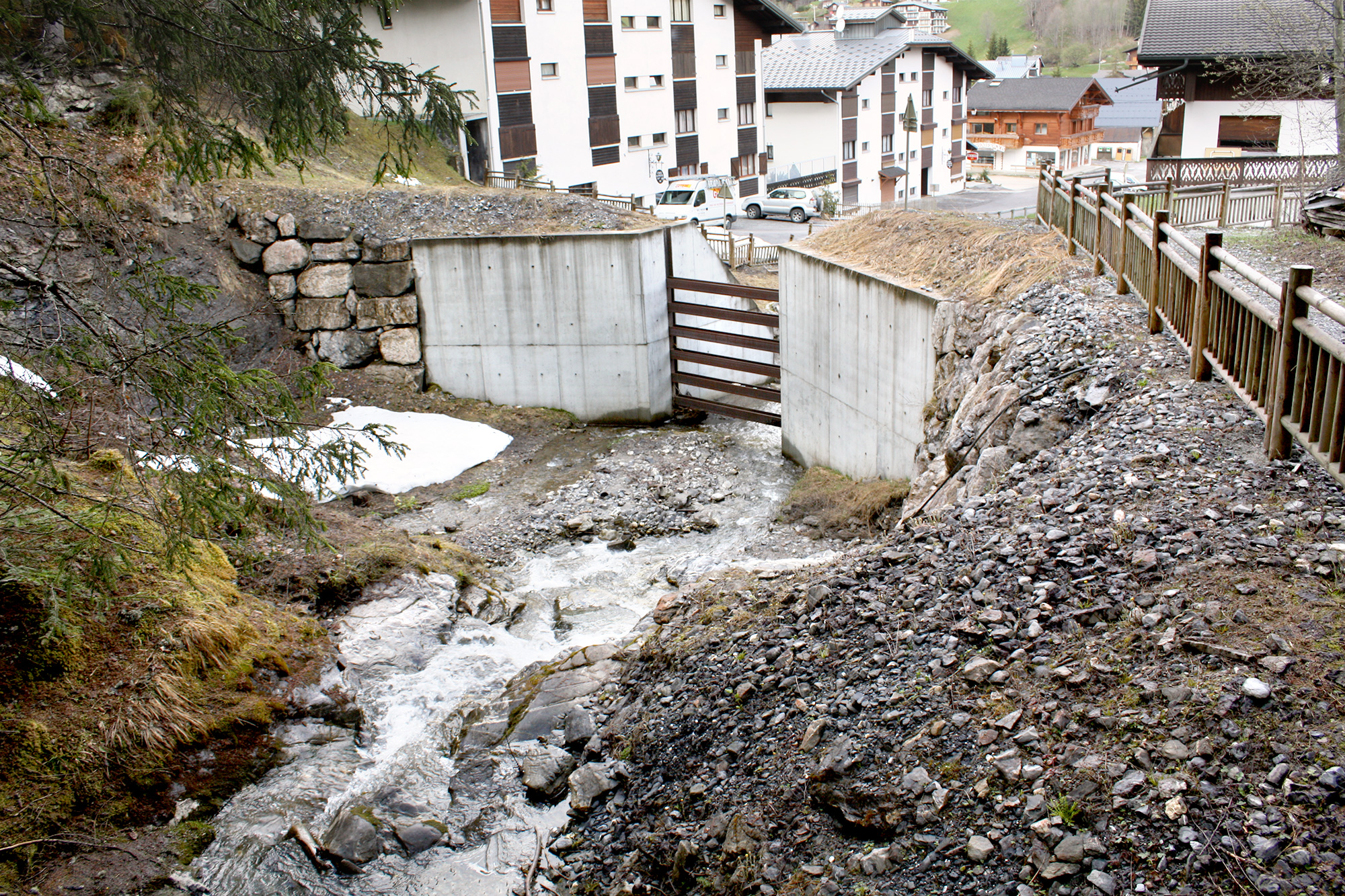 Barrage à grille dans la station de ski des Gets